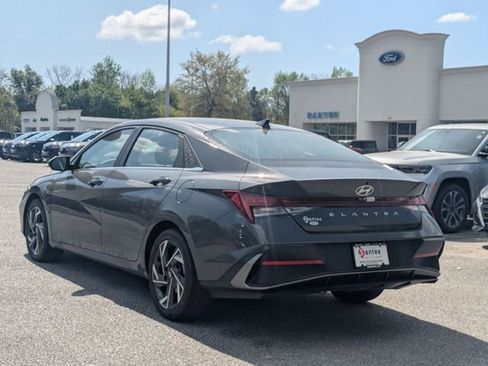 Used 2025 Hyundai Elantra SEL FWD image 5