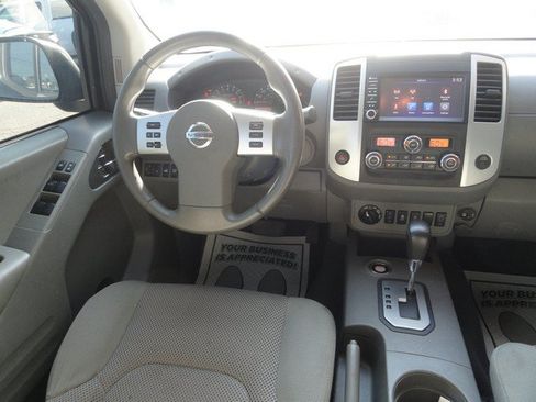 Used 2020 Nissan Frontier SV AWD/4WD image 12