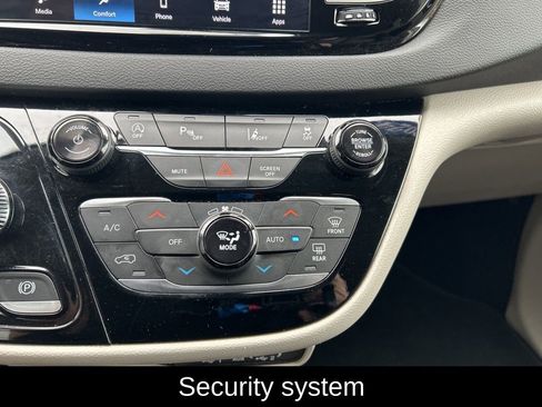 Certified 2024 Chrysler Pacifica Touring-L image 20