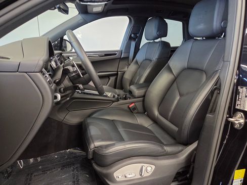 Certified 2025 Porsche Macan AWD/4WD image 5