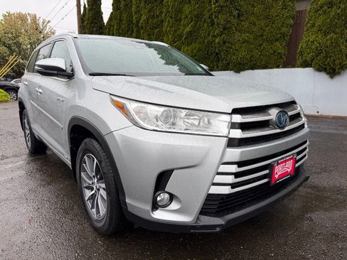 Certified 2018 Toyota Highlander XLE image 2