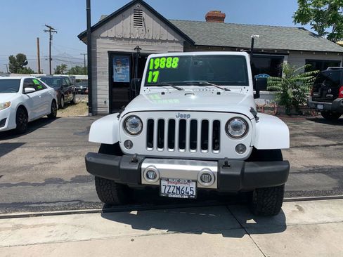 Used 2017 Jeep Wrangler Unlimited Sahara w/ Connectivity Group AWD/4WD image 6