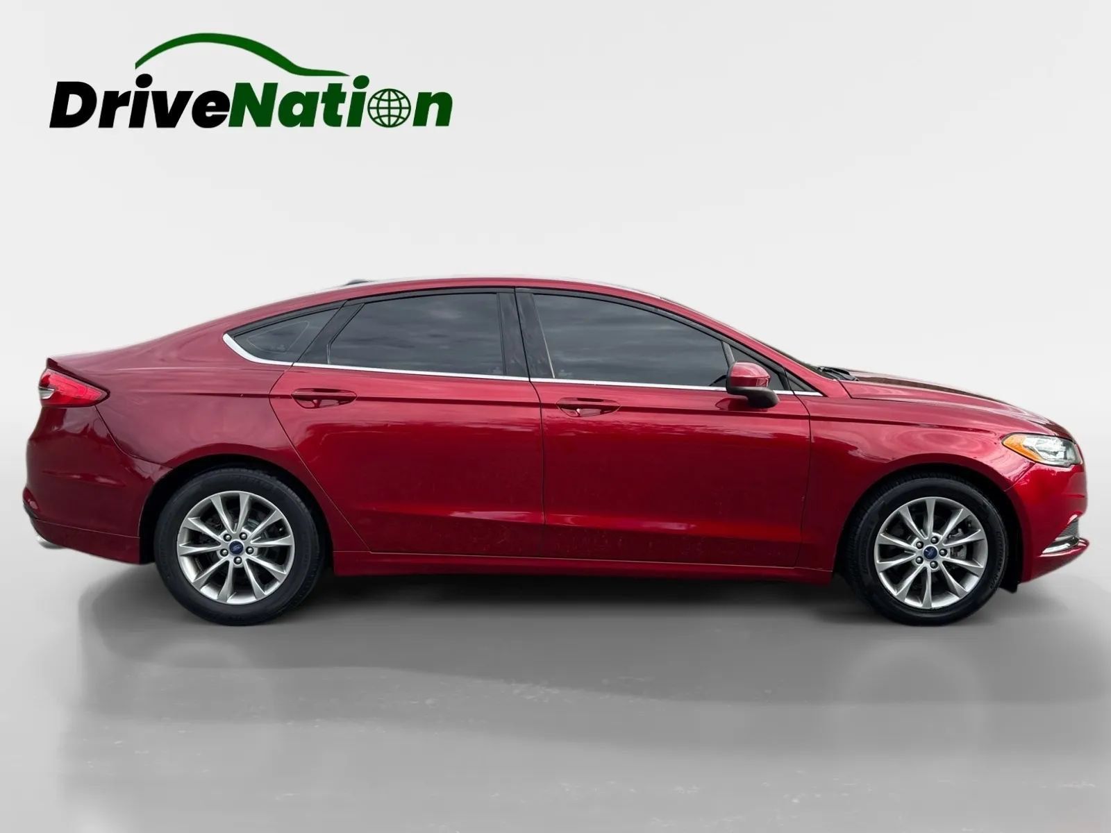 Used 2017 Ford Fusion SE w/ Fusion SE Technology Package FWD image 4