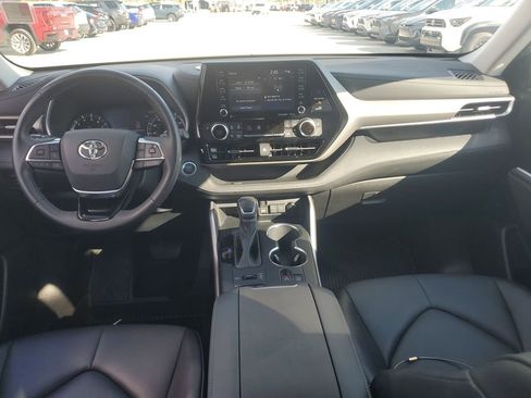 Used 2021 Toyota Highlander XLE image 24