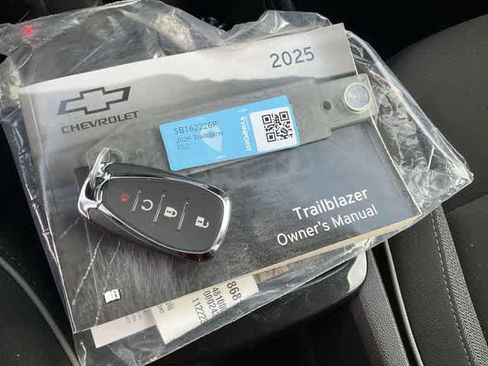 Used 2025 Chevrolet TrailBlazer LT FWD image 26