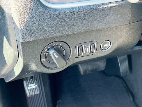 Used 2022 Dodge Charger SXT RWD image 10