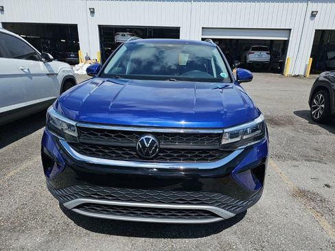 Used 2023 Volkswagen Taos SE w/ Panoramic Sunroof Package FWD image 2