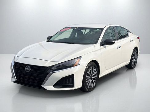 Used 2024 Nissan Altima 2.5 SV FWD image 3