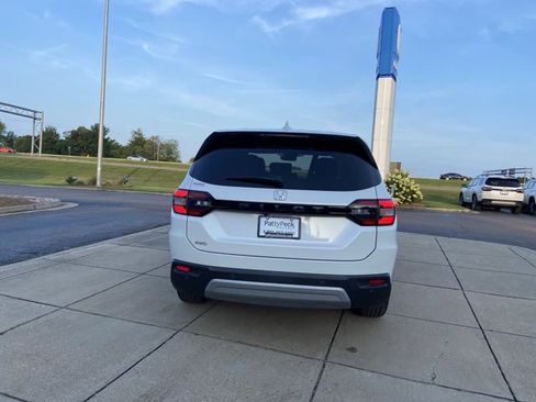 Used 2025 Honda Pilot EX-L image 10