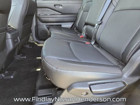Used 2024 Nissan Pathfinder SL FWD image 11