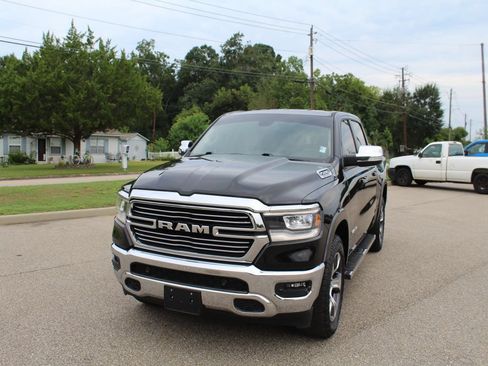 Used 2019 RAM 1500 Laramie AWD/4WD image 3
