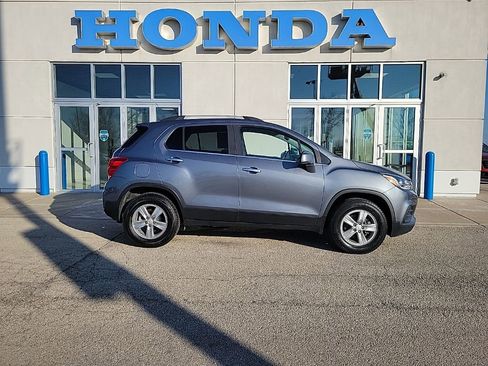 Used 2019 Chevrolet Trax LT w/ LT Convenience Package image 4