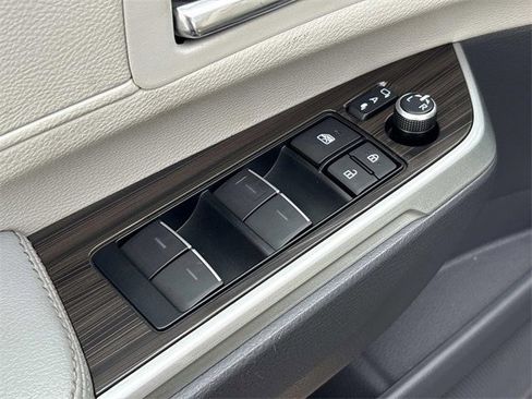 Used 2022 Toyota Sienna Limited image 27
