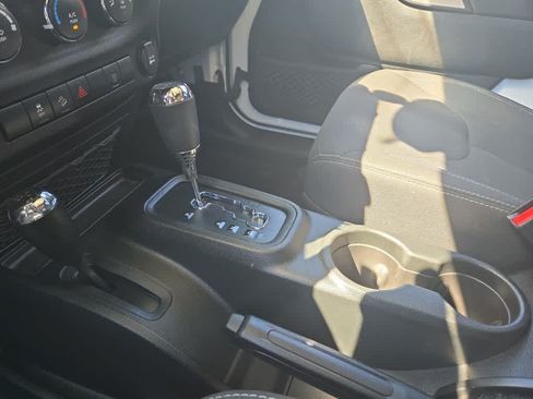 Used 2018 Jeep Wrangler Unlimited Sahara w/ Connectivity Group AWD/4WD image 27