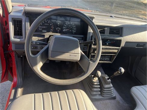 Used 1993 Nissan Pickup 4x4 Regular Cab image 15