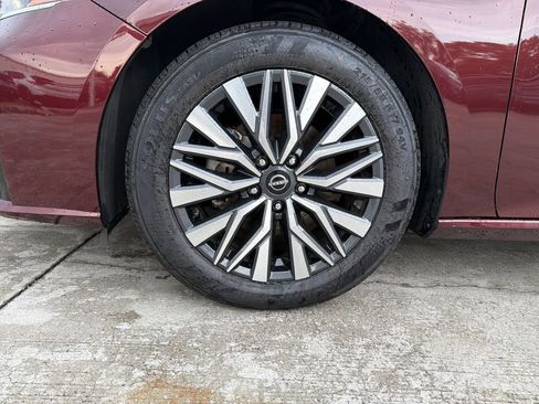 Used 2024 Nissan Altima 2.5 SV FWD image 11