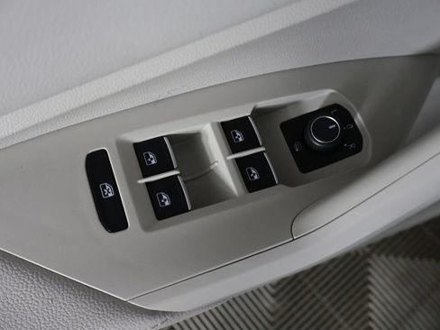 Used 2023 Volkswagen Jetta SE w/ Panoramic Sunroof Package FWD image 36