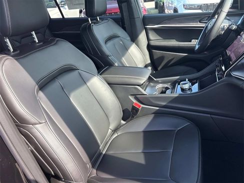 New 2025 Jeep Grand Cherokee L Limited w/ Black Appearance Package image 14