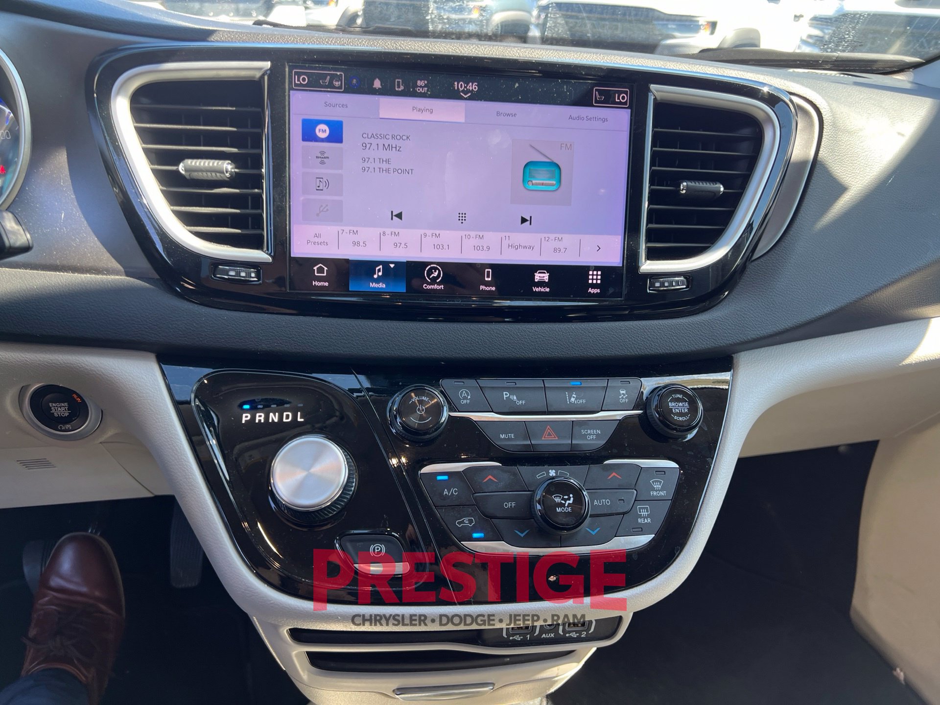 Used 2024 Chrysler Pacifica Touring-L FWD image 31