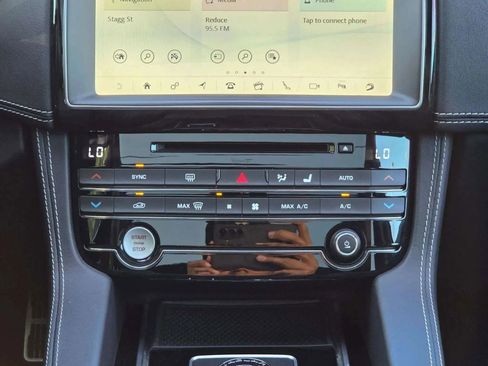 Used 2018 Jaguar F-PACE R-Sport image 38