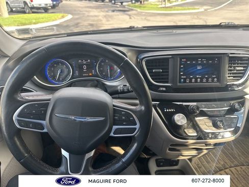 Used 2020 Chrysler Pacifica Touring-L image 16