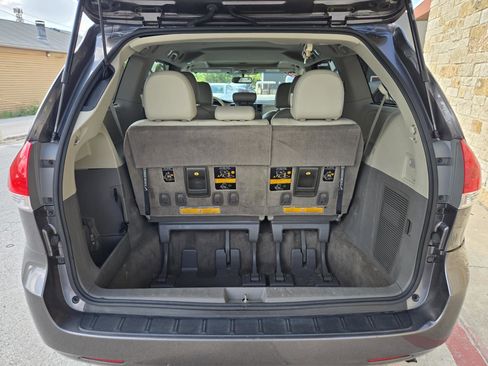 Used 2012 Toyota Sienna XLE image 18