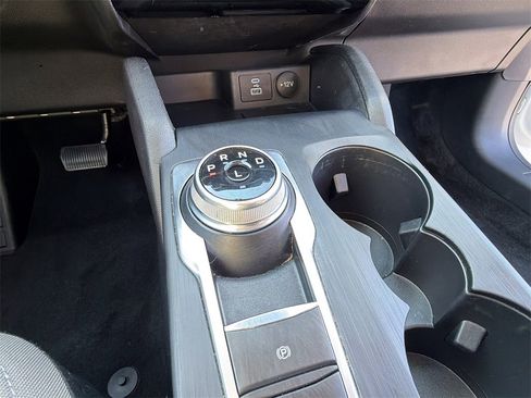 Used 2022 Ford Escape SE w/ SE Sport Appearance Package image 9