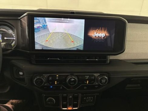 Used 2024 Jeep Wrangler Unlimited Sahara AWD/4WD image 22