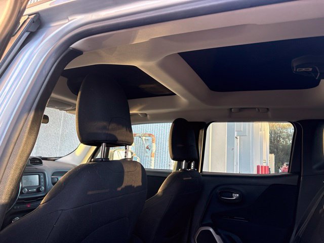 Used 2017 Jeep Renegade Latitude w/ Cold Weather Group AWD/4WD image 12