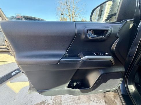 Used 2017 Toyota Tacoma TRD Sport image 21