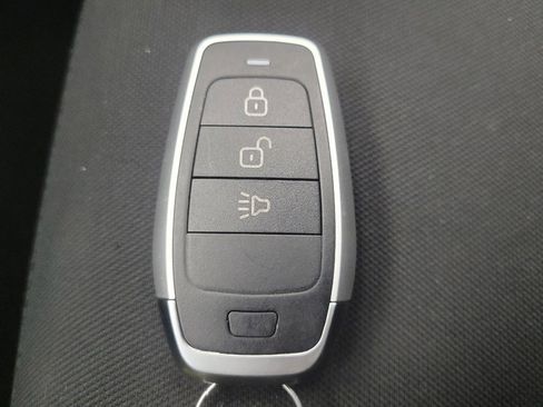Used 2021 Nissan Versa SV FWD image 32
