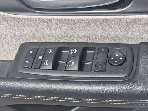 Used 2022 Chrysler Pacifica Touring-L AWD/4WD image 15
