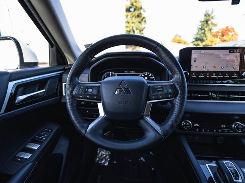 Used 2023 Mitsubishi Outlander SE image 23