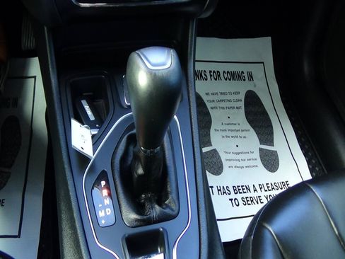 Used 2020 Jeep Cherokee Latitude Plus w/ Cold Weather Group FWD image 31