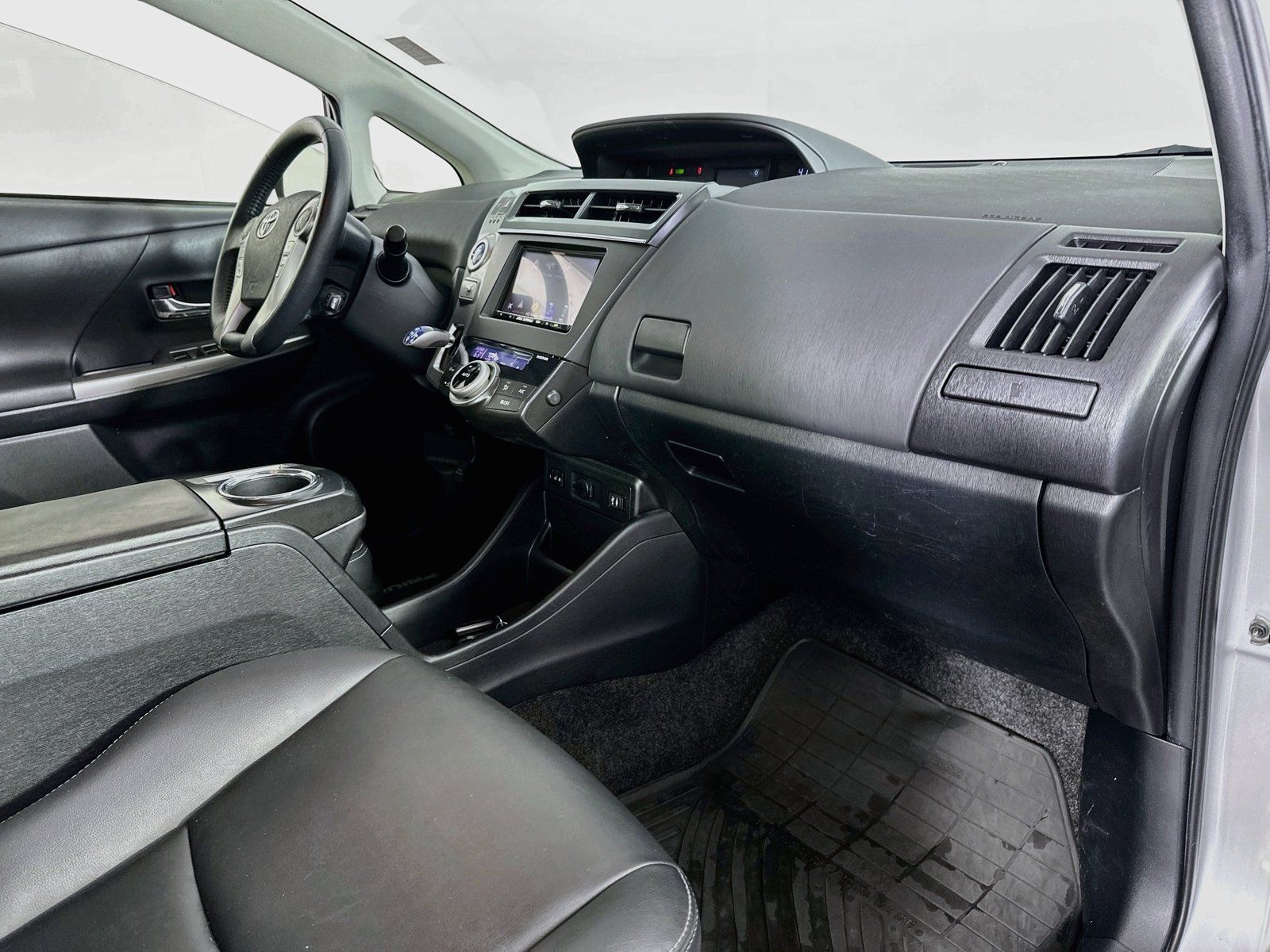Used 2015 Toyota Prius V Five FWD image 28