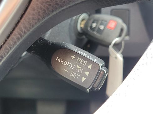Used 2018 Toyota RAV4 LE FWD image 23