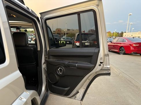 Used 2010 Jeep Commander Limited w/ Trailer Tow Group IV image 30