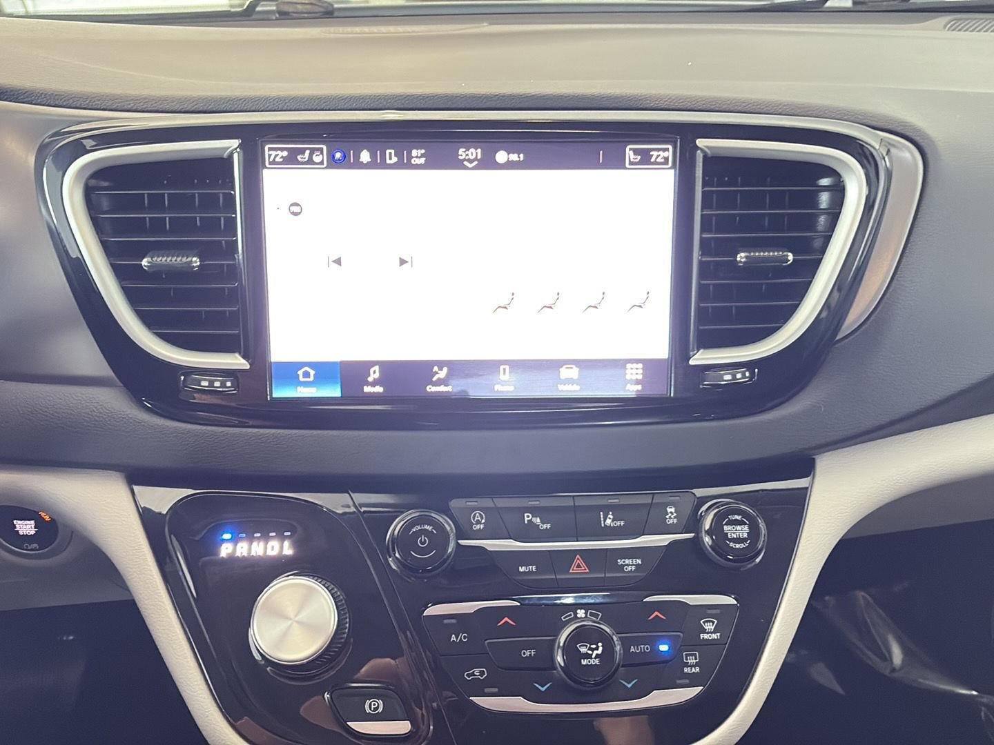 Used 2023 Chrysler Pacifica Touring-L FWD image 17