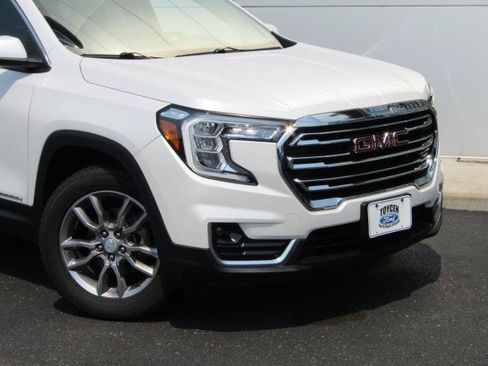 Used 2022 GMC Terrain SLT w/ LPO, Floor Liner Package AWD/4WD image 4
