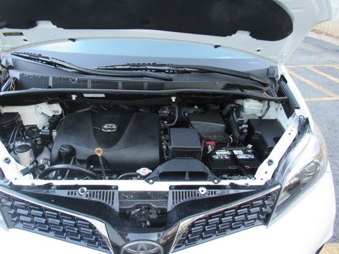 Used 2019 Toyota Sienna SE w/ SE Preferred Package FWD image 25