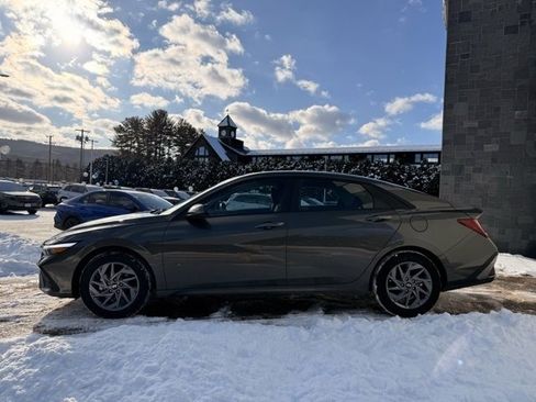 Used 2025 Hyundai Elantra Blue image 9