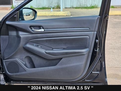 Used 2024 Nissan Altima 2.5 SV FWD image 30