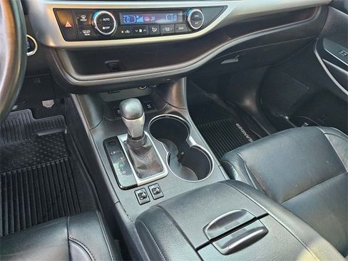 Used 2016 Toyota Highlander XLE image 22