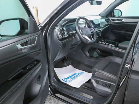 Used 2024 Volkswagen Atlas Cross Sport SE FWD image 3