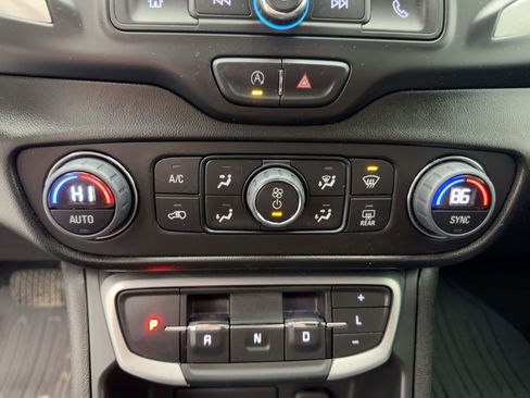 Used 2024 GMC Terrain SLE w/ Driver Convenience Package image 18