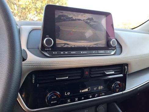 Used 2022 Nissan Rogue SV FWD image 17