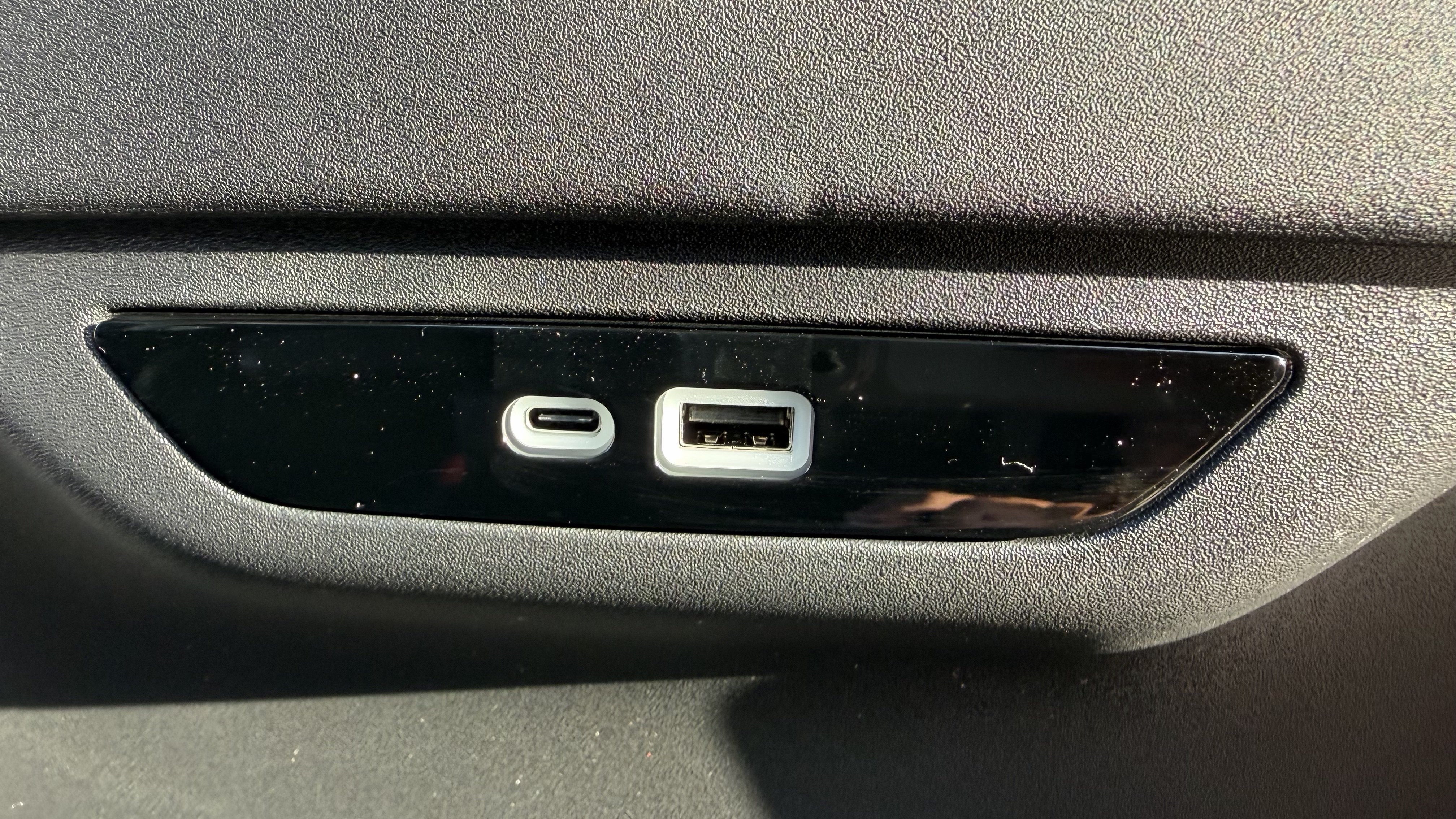 New 2027 Chrysler Pacifica Select w/ Family Tech Group AWD/4WD image 37