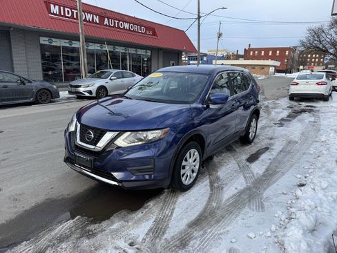Used 2019 Nissan Rogue S image 2
