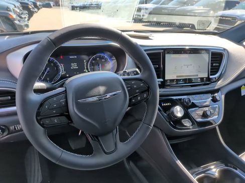 New 2026 Chrysler Pacifica Limited image 32