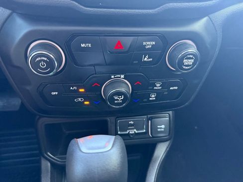 Used 2021 Jeep Renegade Latitude w/ Sun & Sound Group image 37